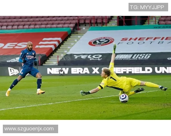 欧美女足球明星手握足球展现风采与魅力的精彩瞬间