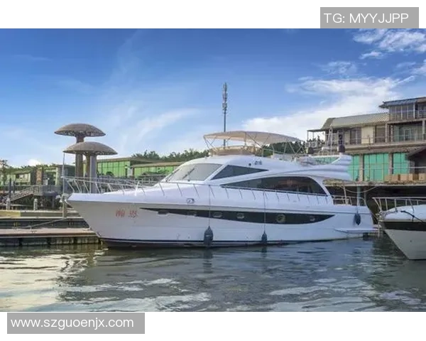 足球明星女友奢华游艇度假照曝光展现迷人风采与海洋魅力