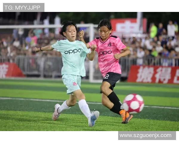 足球明星儿童化：让小朋友们在球场上追逐梦想与快乐的童年时光