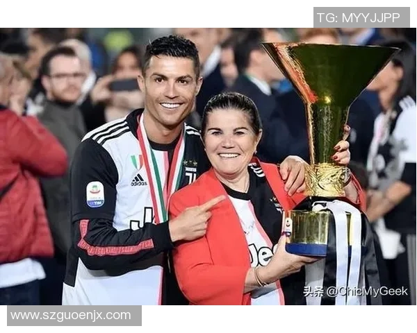 女孩与足球明星的合影背后故事揭秘